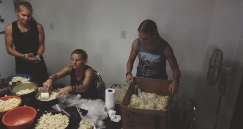 woroniecki-girls-making-popcorn-for-prisoners